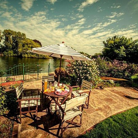 Staines-upon-Thames Cozy Double Bedroom In Stunning Bungalow On River Thames - Near Thorpe Park/Royal Holloway University/20Mins From Heathrow מראה חיצוני תמונה