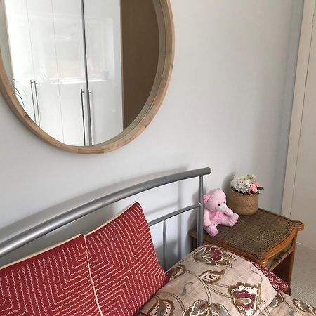 Staines-upon-Thames Cozy Double Bedroom In Stunning Bungalow On River Thames - Near Thorpe Park/Royal Holloway University/20Mins From Heathrow מראה חיצוני תמונה