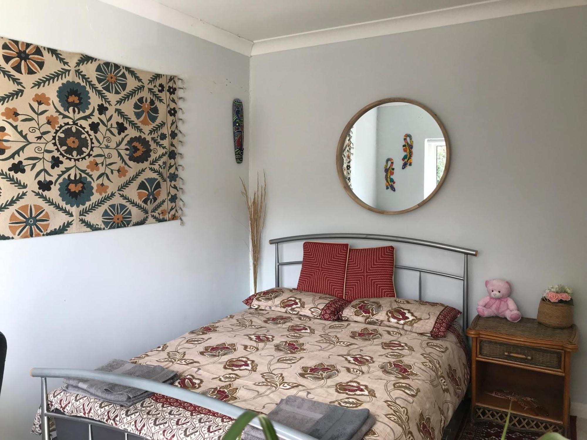 Staines-upon-Thames Cozy Double Bedroom In Stunning Bungalow On River Thames - Near Thorpe Park/Royal Holloway University/20Mins From Heathrow מראה חיצוני תמונה