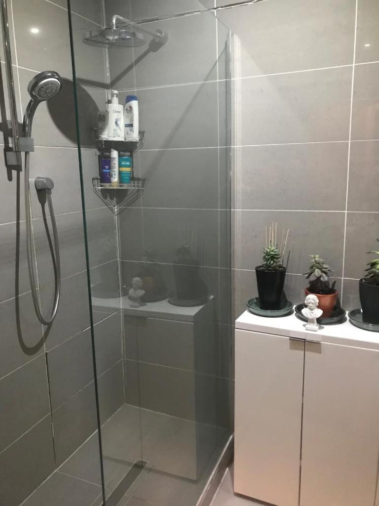 Staines-upon-Thames Cozy Double Bedroom In Stunning Bungalow On River Thames - Near Thorpe Park/Royal Holloway University/20Mins From Heathrow מראה חיצוני תמונה