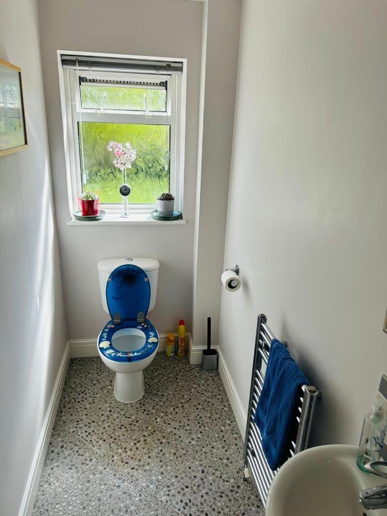 Staines-upon-Thames Cozy Double Bedroom In Stunning Bungalow On River Thames - Near Thorpe Park/Royal Holloway University/20Mins From Heathrow מראה חיצוני תמונה