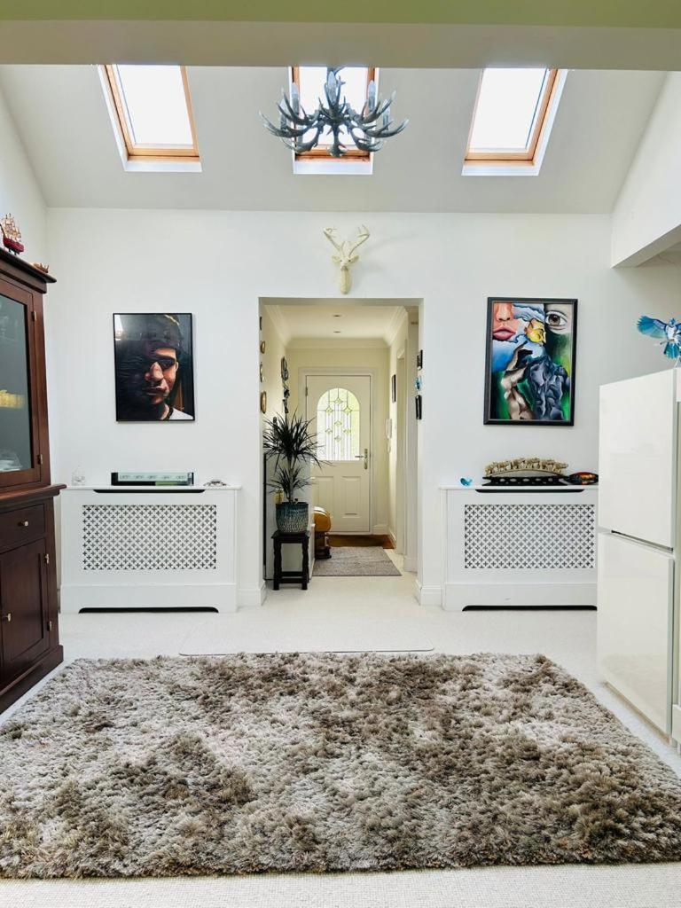 Staines-upon-Thames Cozy Double Bedroom In Stunning Bungalow On River Thames - Near Thorpe Park/Royal Holloway University/20Mins From Heathrow מראה חיצוני תמונה