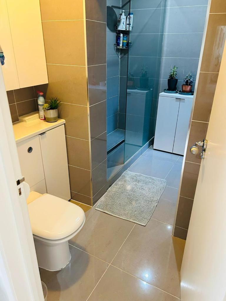 Staines-upon-Thames Cozy Double Bedroom In Stunning Bungalow On River Thames - Near Thorpe Park/Royal Holloway University/20Mins From Heathrow מראה חיצוני תמונה