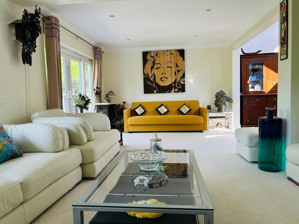 Staines-upon-Thames Cozy Double Bedroom In Stunning Bungalow On River Thames - Near Thorpe Park/Royal Holloway University/20Mins From Heathrow מראה חיצוני תמונה