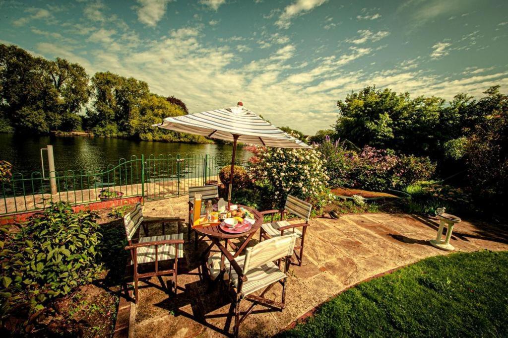 Staines-upon-Thames Cozy Double Bedroom In Stunning Bungalow On River Thames - Near Thorpe Park/Royal Holloway University/20Mins From Heathrow מראה חיצוני תמונה