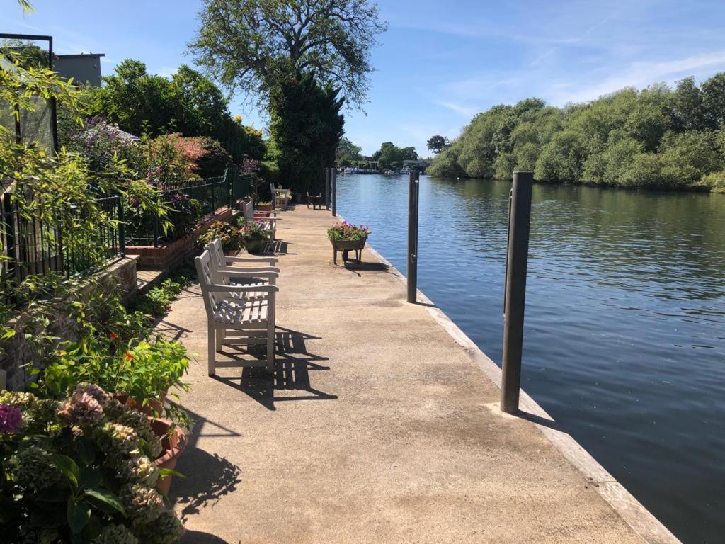 Staines-upon-Thames Cozy Double Bedroom In Stunning Bungalow On River Thames - Near Thorpe Park/Royal Holloway University/20Mins From Heathrow מראה חיצוני תמונה