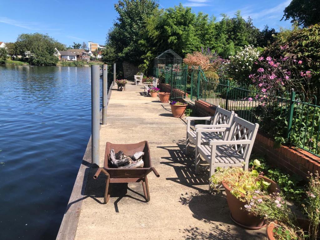 Staines-upon-Thames Cozy Double Bedroom In Stunning Bungalow On River Thames - Near Thorpe Park/Royal Holloway University/20Mins From Heathrow מראה חיצוני תמונה