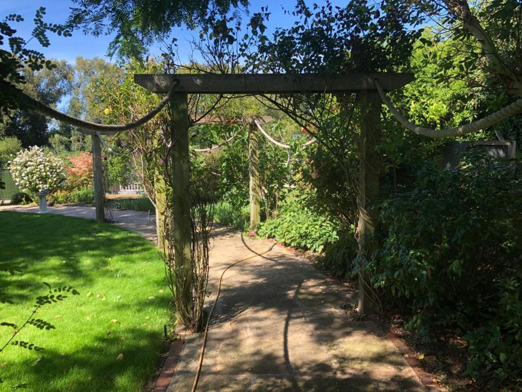 Staines-upon-Thames Cozy Double Bedroom In Stunning Bungalow On River Thames - Near Thorpe Park/Royal Holloway University/20Mins From Heathrow מראה חיצוני תמונה