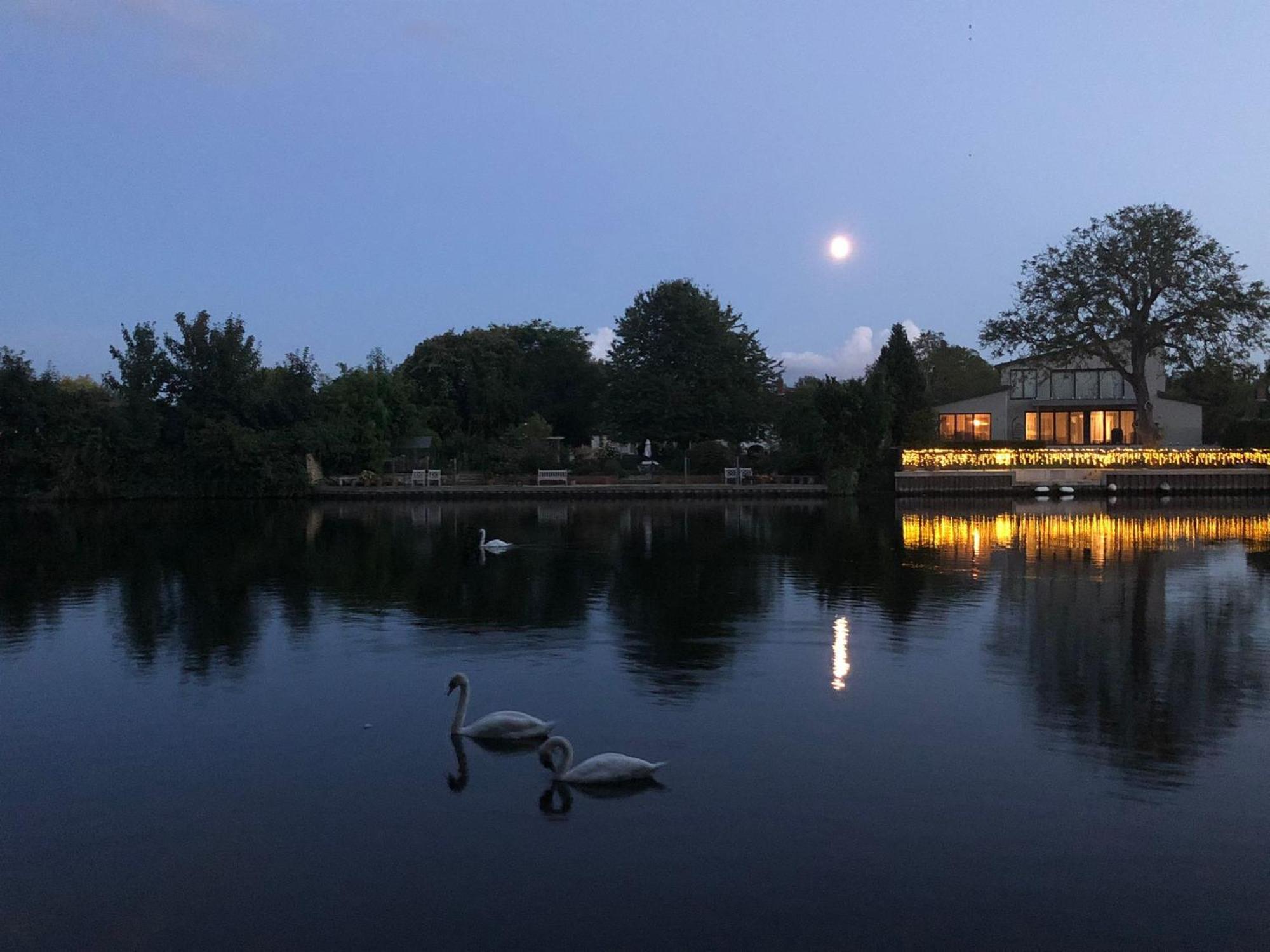 Staines-upon-Thames Cozy Double Bedroom In Stunning Bungalow On River Thames - Near Thorpe Park/Royal Holloway University/20Mins From Heathrow מראה חיצוני תמונה