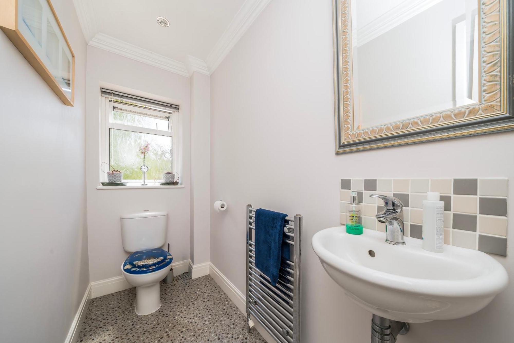 Staines-upon-Thames Cozy Double Bedroom In Stunning Bungalow On River Thames - Near Thorpe Park/Royal Holloway University/20Mins From Heathrow מראה חיצוני תמונה